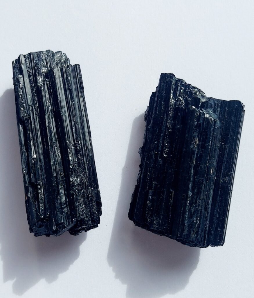 pierre de tourmaline brute noire - pierre de protection